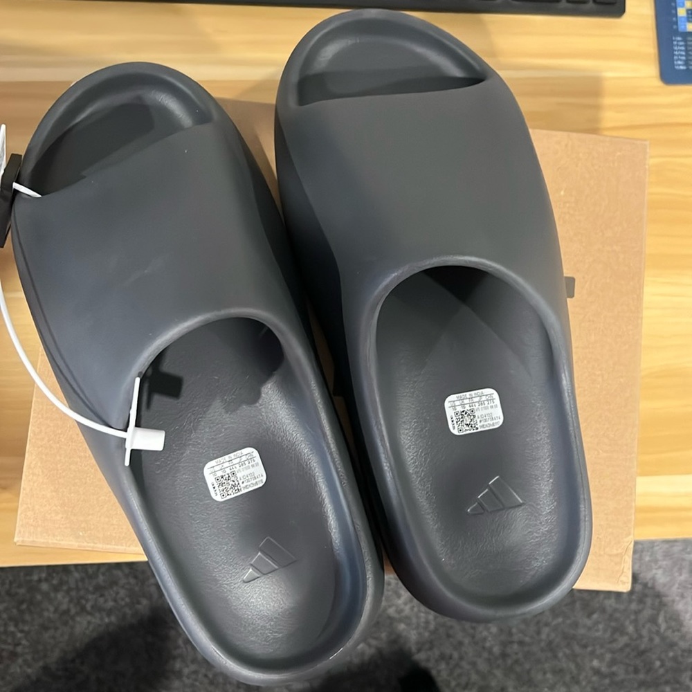 NWT ADIDAS YEEZY SLIDES BLACK MENS SIZE 10
